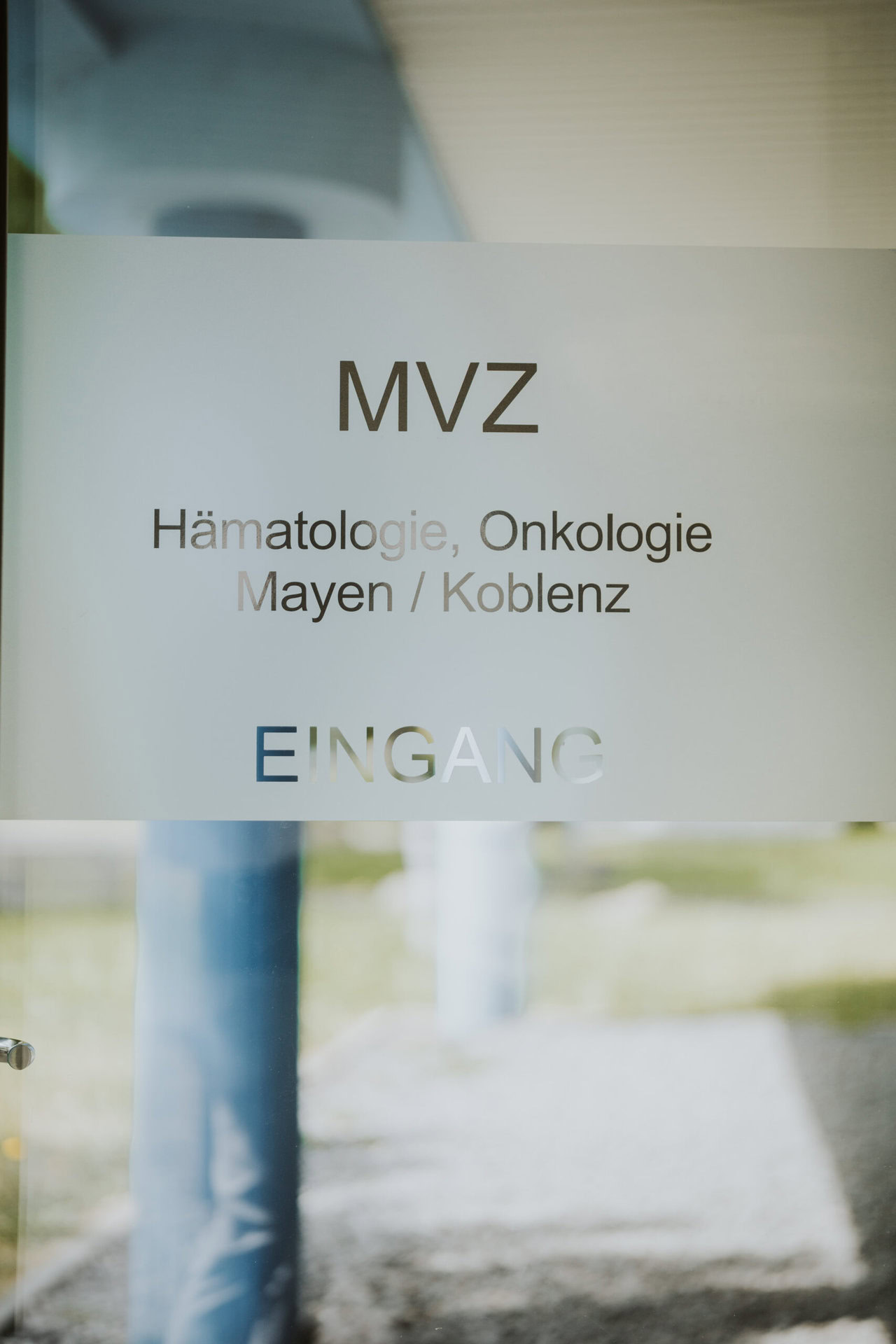 Das Praxisschild ist zu sehen.