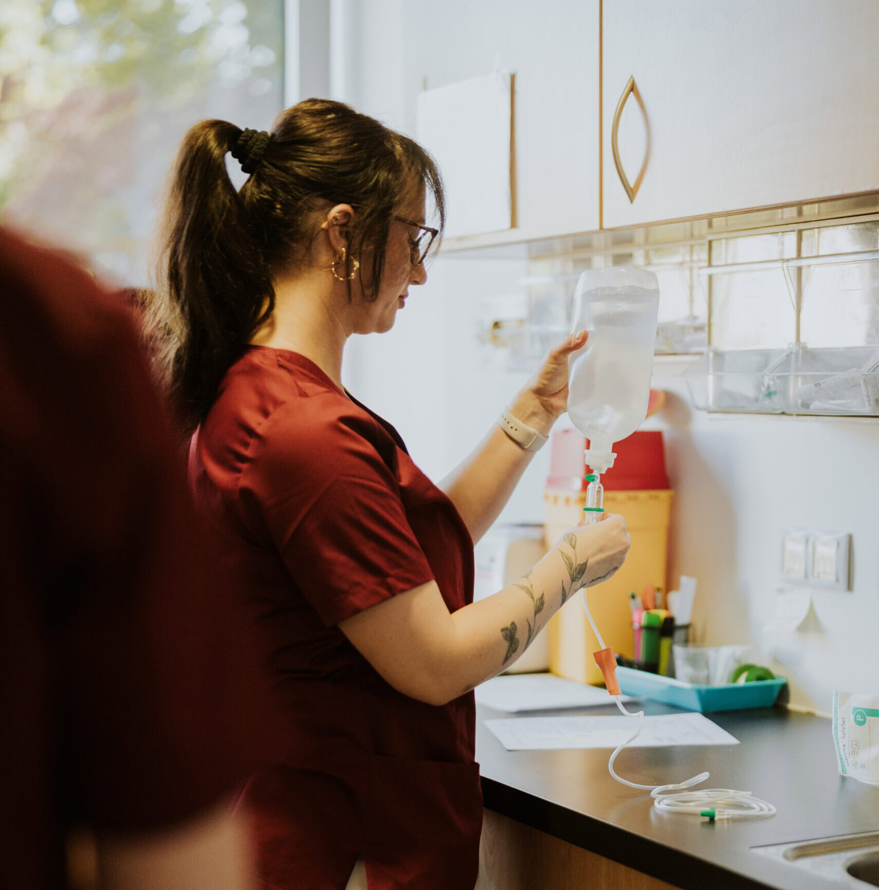 MFA bereitet intravenöse Bluttherapie in Klinik vor, moderne medizinische Behandlung für onkologische Patienten.