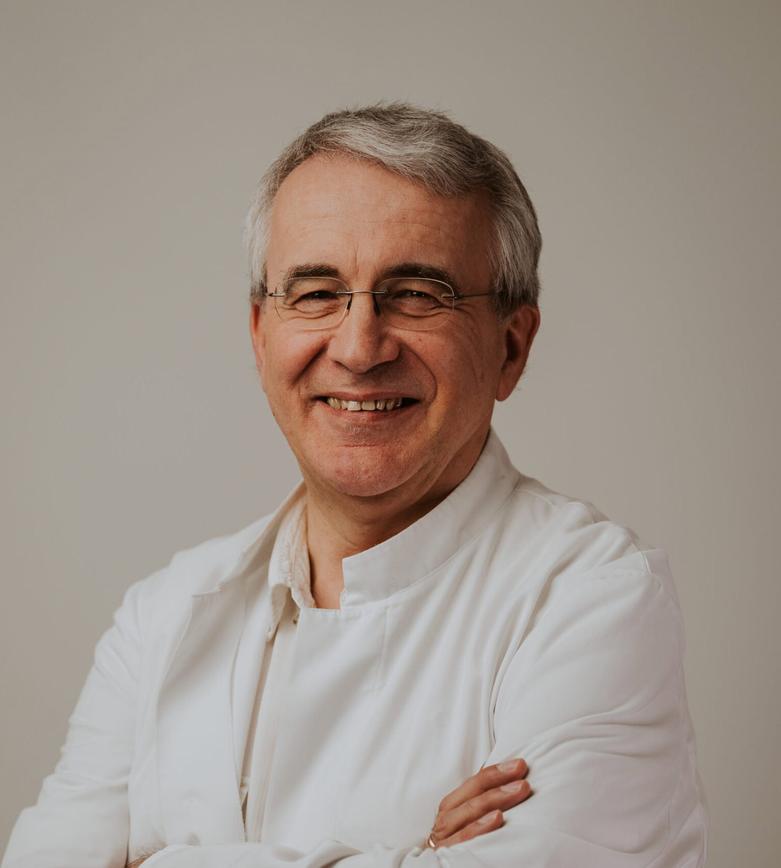 Herr Gerner lächelt in die Kamera